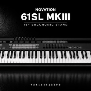 Może przedstawiać: Czarna klawiatura sterująca MIDI Novation 61SL MKIII na ergonomicznym stojaku o nachyleniu 15 stopni. Urządzenie posiada pełnowymiarową klawiaturę, podświetlane pady, pokrętła, suwaki i przyciski. Widoczny jest tekst Novation 61SL MKIII 15 degree ergonomic stand.