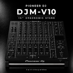 以下が含まれることがあります： 15度の人間工学に基づいたスタンドに設置された黒いPioneer DJ DJM-V10ミキサー。このミキサーには、複数のノブ、フェーダー、ボタンを備えた6つのチャンネルがあります。デバイスの上部には、白い文字でPIONEER DJ DJM-V10 15° ERGONOMIC STANDと記載されています。