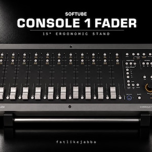 Könnte beinhalten: Ein dunkelgrauer Softube Console 1 Fader Audio-Mixing-Controller mit zehn motorisierten Fadern, einem Drehregler und verschiedenen Steuertasten. Das Gerät ist auf einem ergonomischen 15-Grad-Ständer montiert, mit dem Text "SOFTUBE CONSOLE 1 FADER".