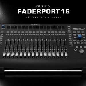 Könnte beinhalten: Ein schwarzer PreSonus FaderPort 16 Produktions-Controller mit sechzehn motorisierten Fadern, zahlreichen hintergrundbeleuchteten Tasten und zwei blauen Drehreglern. Das Gerät steht auf einem 15-Grad-Ständer mit der Aufschrift FADERPORT 16.