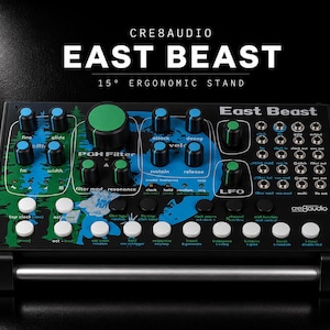 Puede incluir: Un sintetizador semimodular Cre8audio East Beast negro con un panel gráfico verde y azul, numerosos mandos negros con detalles azules, botones blancos y un panel de conexiones. La unidad está montada sobre un soporte ergonómico de 15°.