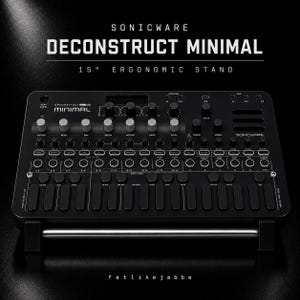Pode incluir: Um sintetizador preto Sonicware Deconstruct Minimal montado num suporte ergonómico de 15 graus. O dispositivo possui numerosos botões, teclas e uma interface de teclado tátil com etiquetas brancas e uma barra de suporte metálica na base.