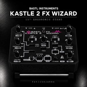 Puede incluir: Un módulo sintetizador negro Bastl Instruments Kastle 2 FX Wizard con un panel de control superior que incluye múltiples perillas, interruptores y etiquetas impresas en blanco. El dispositivo está montado sobre un soporte ergonómico plateado de 15°.
