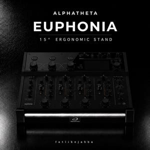 Könnte beinhalten: Ein schwarzer Alphatheta Euphonia 15 Grad ergonomischer Ständer für ein DJ-Mischpult. Das Gerät verfügt über mehrere Drehregler, Fader und ein digitales Display. Der Text ALPHATHETA EUPHONIA 15 DEGREE ERGONOMIC STAND ist oben deutlich zu sehen.