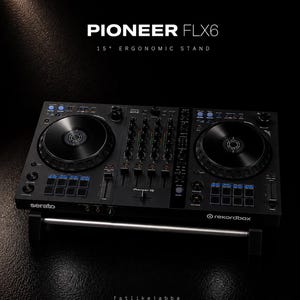 以下が含まれることがあります： 15度の人間工学に基づいたスタンドに置かれた黒いPioneer FLX6 DJコントローラー。このデバイスには、2つの大きなジョグホイール、フェーダーとノブを備えた中央ミキサーセクション、およびパフォーマンスパッドが搭載されています。ユニットのテキストにはSeratoとRekordboxが含まれています。