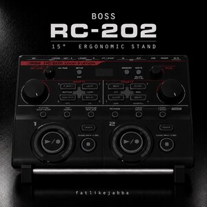 Puede incluir: Un dispositivo de audio Boss RC-202 Loop Station negro montado en un soporte ergonómico de 15 grados. La unidad cuenta con dos botones de pista circulares grandes, múltiples perillas de control y varios botones de función con texto blanco.
