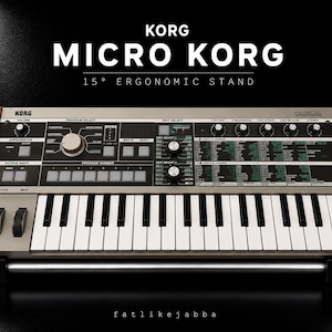 Może przedstawiać: Syntezator Korg MicroKorg umieszczony na ergonomicznym stojaku o nachyleniu 15 stopni. Urządzenie posiada srebrny panel sterowania z czarnymi pokrętłami, biało-czarną klawiaturę oraz boki w kolorze drewna. Tekst na obrazie to KORG MICRO KORG 15° ERGONOMIC STAND.