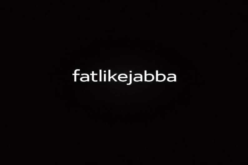 Puede incluir: Un fondo negro s&oacute;lido que presenta el texto en min&uacute;sculas blancas fatlikejabba centrado en el medio de la imagen. La tipograf&iacute;a es limpia, sin remates y claramente legible sobre el fondo oscuro, creando una visual de alto contraste.