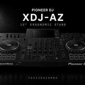 以下が含まれることがあります： 15度の人間工学に基づいたスタンドに乗った黒いPioneer DJ XDJ-AZオールインワンDJシステム。ユニットには2つのジョグホイール、ディスプレイ付きの中央ミキサーセクション、各種コントロールノブとボタンが備わっています。テキストにはPIONEER DJ XDJ-AZ 15 DEGREE ERGONOMIC STAND、rekordbox、fatlikejabbaと記載されています。