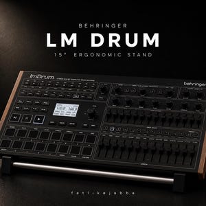Könnte beinhalten: Ein schwarzes Behringer LM Drum Hybrid 8-Bit-Sampler-Schlagzeug auf einem ergonomischen 15-Grad-Ständer. Das Gerät verfügt über zahlreiche Knöpfe, Drehregler und Fader sowie ein digitales Display mit Tempo- und anderen Einstellungen.