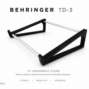 Può includere: Supporto ergonomico nero e argento per un Behringer TD-3. Il supporto ha un'angolazione di 15 gradi per una visione ottimale e un funzionamento confortevole. Il supporto è stabile, antiscivolo e durevole. Il testo "BEHRINGER TD-3" è in alto.