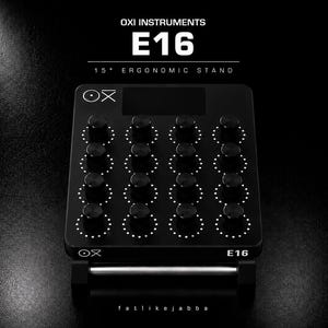 Peut inclure: L'OXI Instruments E16 est un support ergonomique noir incliné à 15 degrés, doté d'une grille de seize boutons circulaires entourés de points blancs. L'appareil affiche le texte OXI INSTRUMENTS E16 et 15 DEGREE ERGONOMIC STAND.