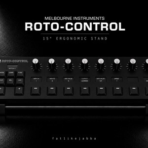 Könnte beinhalten: Ein schwarzer Melbourne Instruments Roto-Control MIDI-Controller mit acht Drehreglern, einem Raster aus quadratischen Tasten mit Beschriftungen wie MIDI CH, MIN VALUE und SPEED sowie einem ergonomischen 15-Grad-Ständer.