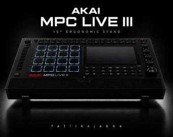 Könnte beinhalten: Ein schwarzes Akai MPC Live III Musikproduktionszentrum mit einem ergonomischen 15-Grad-Ständer. Das Gerät verfügt über ein Raster aus beleuchteten Pads, einen Bildschirm und verschiedene Knöpfe. Der Text "AKAI MPC LIVE III" ist oben angezeigt.