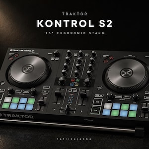 Könnte beinhalten: Schwarzer Traktor Kontrol S2 DJ-Controller mit silbernen Jogwheels, Knöpfen und Reglern. Der Controller hat einen ergonomischen 15-Grad-Ständer und zeigt den Text "TRAKTOR KONTROL S2".