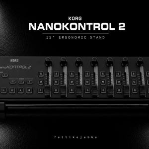 Può includere: Un controller MIDI Korg nanoKONTROL2 nero posizionato su un supporto ergonomico a 15 gradi. Il dispositivo presenta otto cursori, otto manopole e diversi pulsanti etichettati con le funzioni track, marker, S, M e R su una superficie scura.