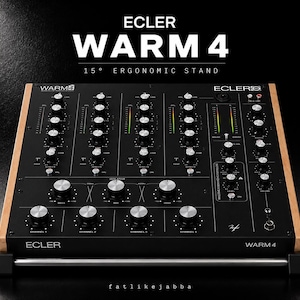 Könnte beinhalten: Ecler WARM 4 Audiomixer mit schwarzer Metallfront, silbernen Drehreglern und hellen Holzseitenteilen. Das Gerät trägt den Text ECLER WARM 4 15° ERGONOMIC STAND und ist auf einem silbernen Metallständer mit schwarzen Füßen montiert.