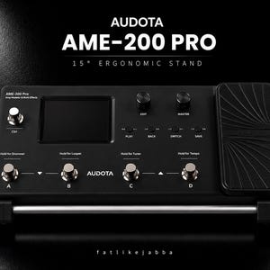 Könnte beinhalten: Das Audota AME-200 Pro Amp-Modeler- und Multi-Effekt-Pedal verfügt über ein schwarzes Gehäuse mit einem zentralen Display, zwei Drehreglern, vier Fußschaltern mit der Beschriftung A, B, C und D sowie einem integrierten Expression-Pedal.