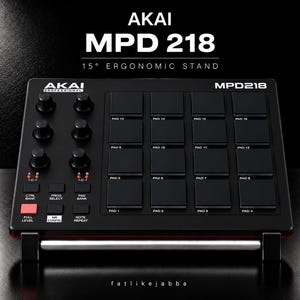 Op de afbeelding: Een zwarte Akai MPD 218 MIDI-controller op een ergonomische standaard van 15 graden. Het apparaat heeft zestien vierkante pads, zes draaiknoppen en diverse bedieningsknoppen waaronder Full Level, Prog Select en Pad Bank. Tekst leest AKAI MPD 218.