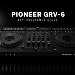 Op de afbeelding: Een zwarte Pioneer GRV-6 15° ergonomische standaard voor een DJ-controller. Het apparaat heeft twee grote ronde jogwheels, een centraal mengpaneel met diverse faders en knoppen, en de tekst PIONEER GRV-6 15° ERGONOMIC STAND erboven.