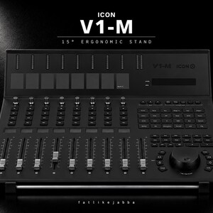 Puede incluir: Una superficie de control MIDI Icon V1-M negra con un soporte ergonómico de 15 grados, múltiples faders motorizados, perillas giratorias, una pantalla digital y varios botones de función. La unidad incluye el texto ICON V1-M 15 DEGREE ERGONOMIC STAND.