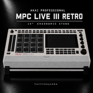 Puede incluir: Un centro de producción musical Akai Professional MPC Live III Retro sobre un soporte ergonómico de 15 grados. El dispositivo cuenta con un chasis gris claro, una cuadrícula de pads negros, una pantalla táctil central, perillas y rejilla frontal.