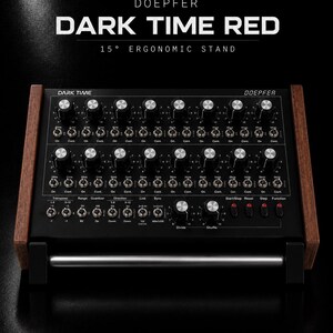 Könnte beinhalten: Ein Doepfer Dark Time Red 15 Grad ergonomischer Ständer für einen Sequenzer. Das schwarze Metallgerät verfügt über zwei Reihen mit acht silbernen schwarzen Knöpfen, zahlreiche Kippschalter und Holzseitenteile. Text Doepfer Dark Time Red.