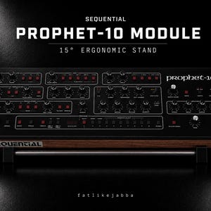 以下が含まれることがあります： 15度の人間工学に基づいたスタンドに設置されたSequential Prophet-10 Moduleシンセサイザー。黒いコントロールパネルには多数のノブ、スイッチ、白いテキストラベルがあり、ダークウッドのサイドパネルで縁取られています。