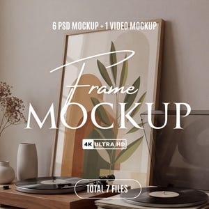 Op de afbeelding: Een ingelijste kunstdruk met een minimalistisch ontwerp met abstracte vormen en botanische elementen. De lijst is lichtbruin. De afbeelding toont ook een platenspeler met vinylplaten en de tekst "Frame MOCKUP" en "4K ULTRA HD".