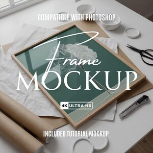 Maqueta de impresión artística vertical, marco de madera clara, Photoshop PSD, reflejo en cristal, presentación de la obra de arte