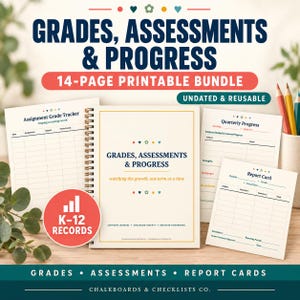 Op de afbeelding: Een 14-pagina's tellende printbare bundel getiteld Grades, Assessments & Progress met een cijfertracker, een kwartaalvoortgangsblad en een rapportkaart. De documenten bevatten K-12-records, ongedateerde en herbruikbare sjablonen met een crèmekleurige achtergrond, donkerblauwe tekst en kleine kleurrijke hart- en bloempictogrammen.
