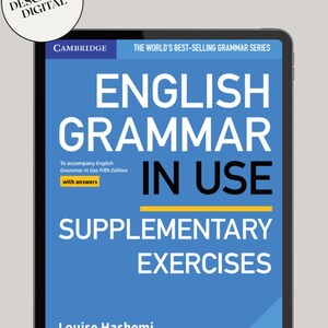 Puede incluir: Una tableta digital muestra la portada de "English Grammar in Use: Supplementary Exercises". La portada es azul con texto blanco, incluido el título y los nombres de los autores. El logotipo de Cambridge está en la parte superior y la frase "The World's Best-Selling Grammar Series" está arriba.