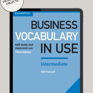 Puede incluir: Una tableta digital muestra la portada de "Business Vocabulary in Use: Intermediate" de Bill Mascull. La portada del libro es azul claro con texto blanco, incluyendo "Cambridge" y "Self-study and classroom use". Un icono de descarga digital está en la parte superior izquierda.