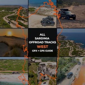 Op de afbeelding: Een collage van afbeeldingen met terreinwagens die verschillende terreinen doorkruisen, waaronder zandduinen en kustwegen. De tekstoverlay luidt "ALL SARDINIA OFFROAD TRACKS WEST GPX + GPS GUIDE."