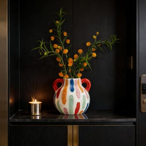 Jarrón de cerámica abstracto pintado a mano - Vasija colorida con doble asa - Decoración posmoderna dopaminérgica - Cerámica artística salpicada