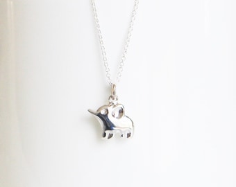 Collar con colgante de elefante en plata de ley: joyería minimalista y delicada