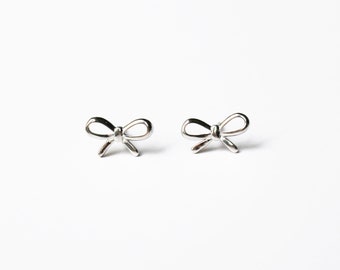 Clous d'oreilles en argent avec nœud | Boucles d'oreilles ruban en argent sterling | Boucles d'oreilles fines à porter au quotidien