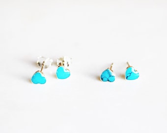 Puede incluir: Un par de pendientes de plata en forma de corazón con piedras turquesa.