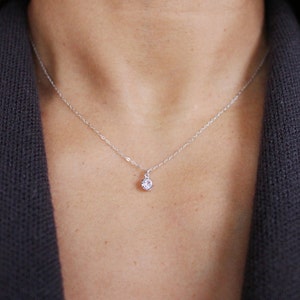 Collier en argent sterling avec zircone cubique : pendentif minimaliste délicat