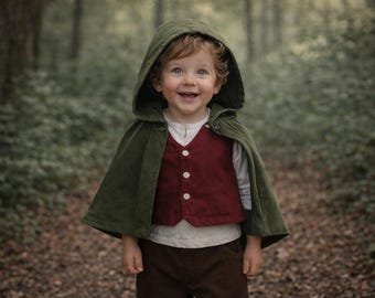 Zestaw kostiumu dla dziecka niosącego obrączki – ręcznie robiony strój inspirowany średniowieczem, peleryna, koszula, kamizelka i spodnie