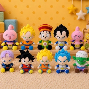 Op de afbeelding: Een verzameling van elf pluche poppen met personages uit de Dragon Ball anime-serie. De poppen hebben verschillende haarkleuren, waaronder geel, zwart, blauw en paars. Elke pop draagt een unieke outfit en heeft gedetailleerde gezichtskenmerken.
