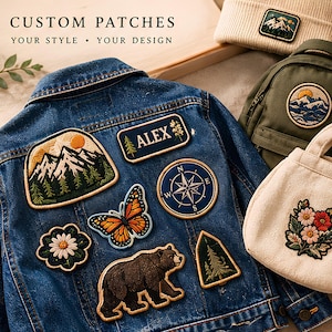 Puede incluir: Una chaqueta de mezclilla azul adornada con varios parches bordados que incluyen un paisaje de montaña, una mariposa, una brújula, un oso y flores. El texto dice CUSTOM PATCHES YOUR STYLE YOUR DESIGN. Incluye un gorro, una mochila y un bolso.