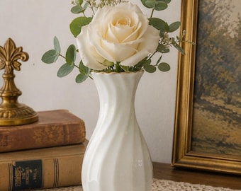 Vtg Syracuse China Bud Vase 8.5" Gold Trim Ivory Twist Spiral USA Scalloped 70's