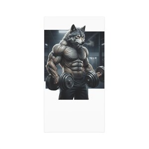Puede incluir: Imagen digital de una figura musculosa con aspecto de lobo sosteniendo dos pesas. La figura está en un gimnasio, con un fondo oscuro. El lobo tiene pelaje gris y blanco y viste pantalones negros.