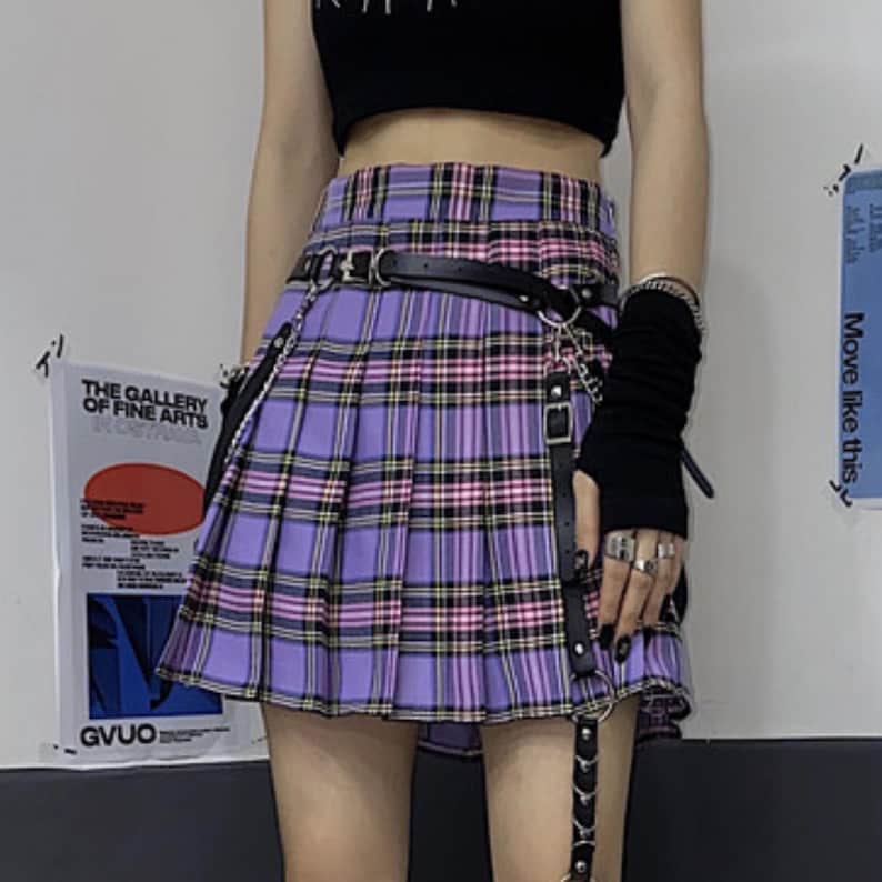 Pleated Mini Skirt | Casual Ruffle Plaid Fashion | Streetwear Grunge Outfit

Woman wearing a layered pleated mini skirt with plaid design and ruffle details, styled in a grunge Y2K streetwear outfit.