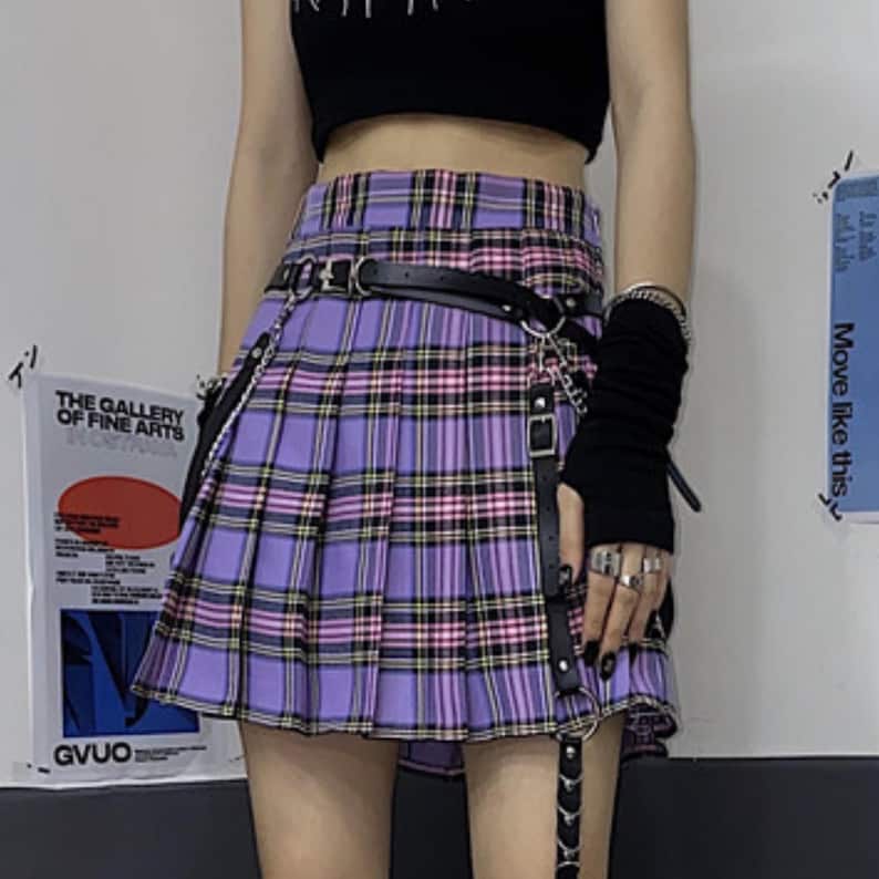 Pleated Mini Skirt | Casual Ruffle Plaid Fashion | Streetwear Grunge Outfit

Woman wearing a layered pleated mini skirt with plaid design and ruffle details, styled in a grunge Y2K streetwear outfit.