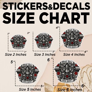 Puede incluir: Tabla de tallas para pegatinas y calcoman&iacute;as. La imagen muestra un caballero levantando pesas, con el texto "Dost thou even hoist?" en una pancarta. Las pegatinas est&aacute;n disponibles en tama&ntilde;os de 5 cm a 15 cm.