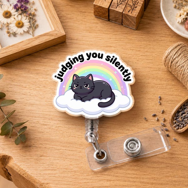 Portatarjetas retráctil con diseño de gato "Juzgándote en silencio" - Divertido portatarjetas de identificación con forma de gato - Regalo para amantes de los gatos - Regalo para mamás de gatos - Regalo divertido para compañeros de trabajo