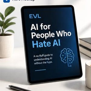 Op de afbeelding: Een tablet met een donkerblauw scherm met de witte tekst EVL, AI for People Who Hate AI, en A no-fluff guide to understanding AI without the hype, vergezeld van een witte lijngrafiek van een brein met patronen van printplaten.