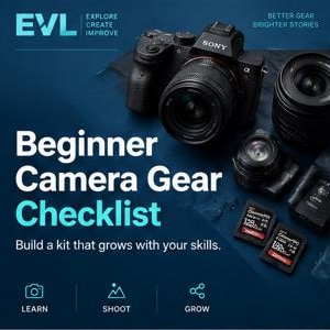 Puede incluir: Una cámara Sony, dos lentes y dos tarjetas de memoria sobre un fondo azul oscuro. El texto dice: EVL, EXPLORE CREATE IMPROVE, BETTER GEAR BRIGHTER STORIES, Beginner Camera Gear Checklist, Build a kit that grows with your skills, LEARN, SHOOT, GROW.